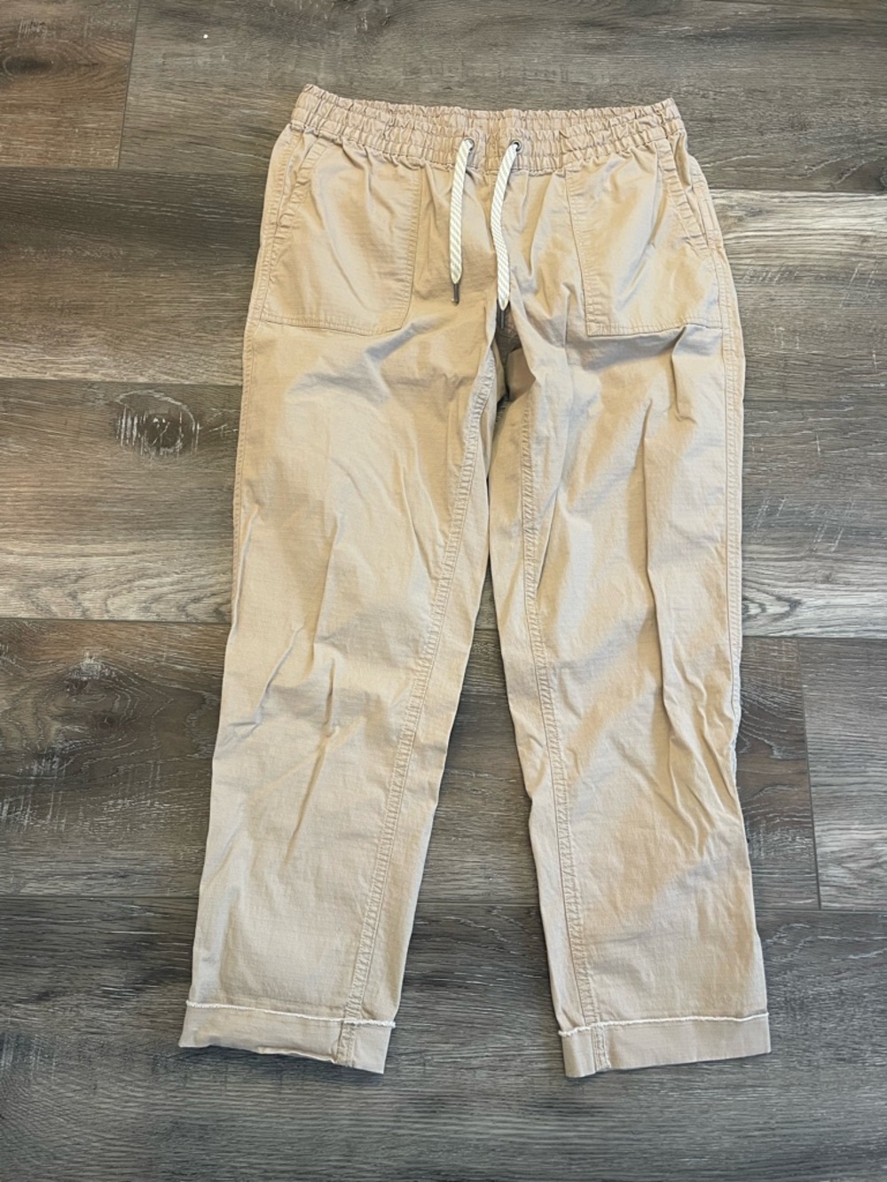 Vuori Women's Light tan rip stop Pants with Drawstring great condition size M